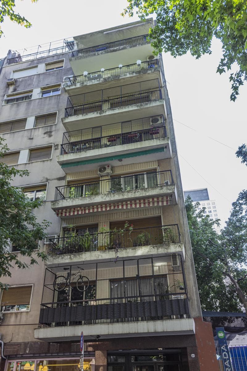 Araoz al 2400, entre Av. Santa Fe y Güemes