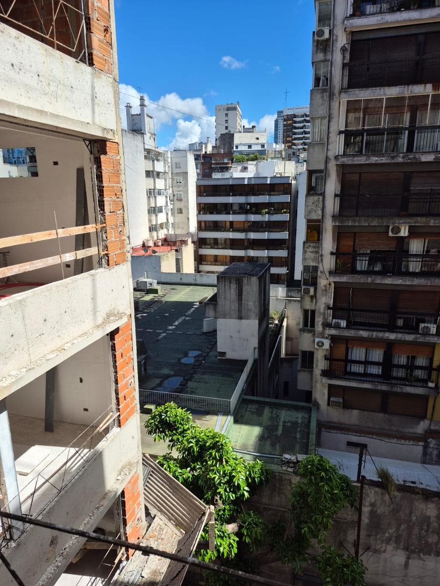 laprida al 1300, entre Santa Fe y Charcas