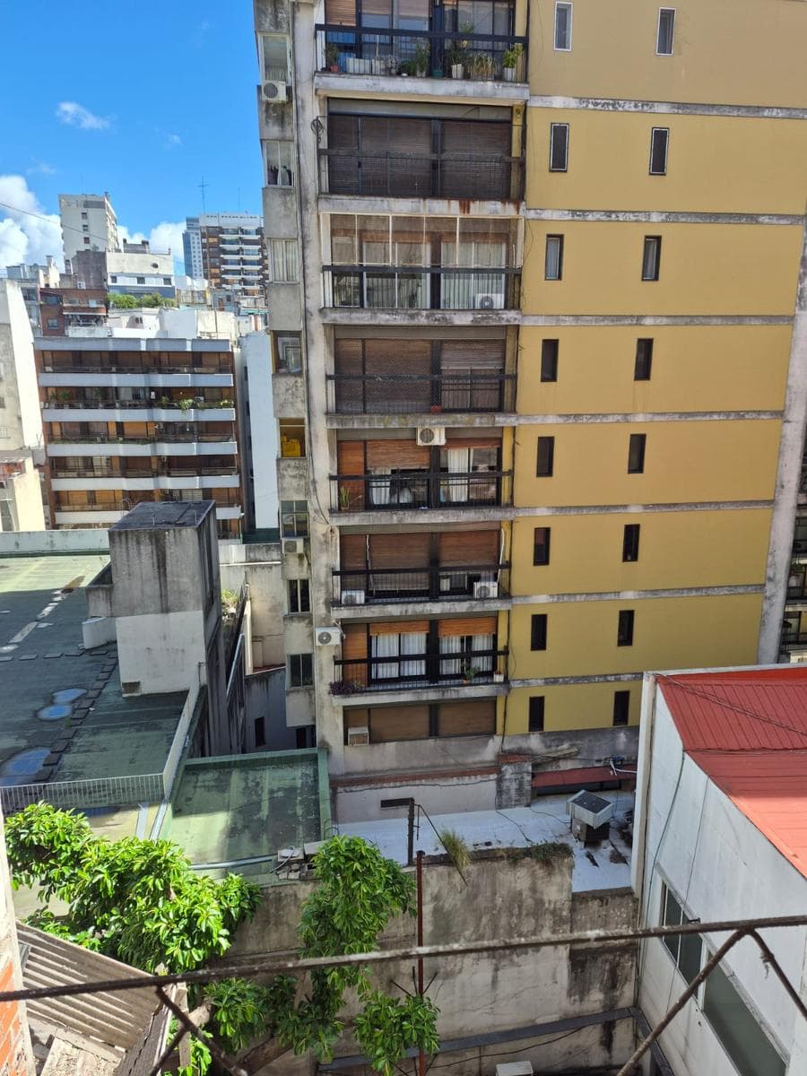 laprida al 1300, entre Santa Fe y Charcas